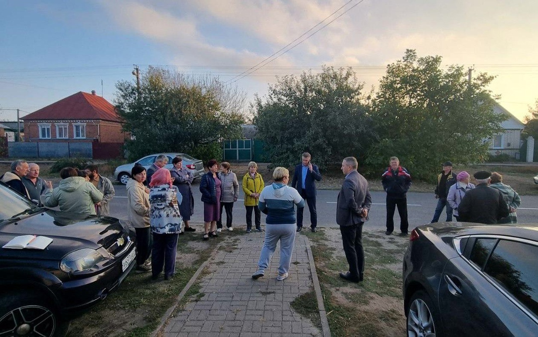 Собрание граждан на улице Белгородской.