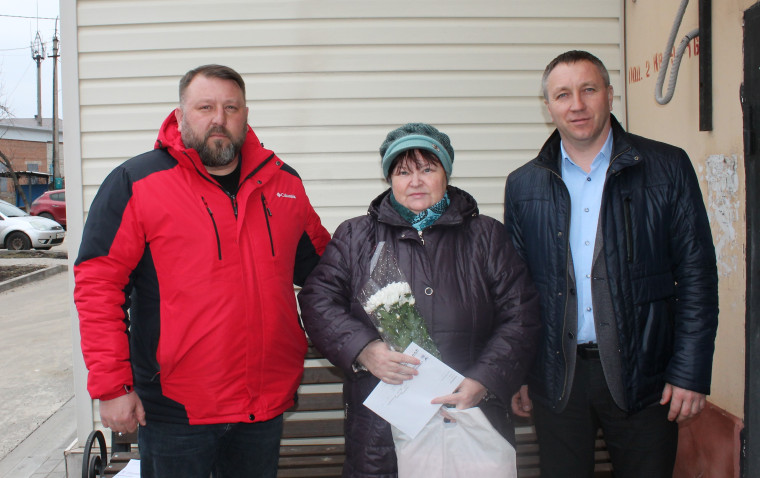 Глава администрации поселка Борисовка поздравил матерей и жен погибших военнослужащих с 8 Марта.